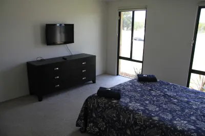 Southern River Family Accommodation. Free WiFi Hotels near Sherlock Close Reserve