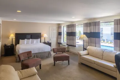 Cottonwood Suites Savannah Hotel & Conference Center