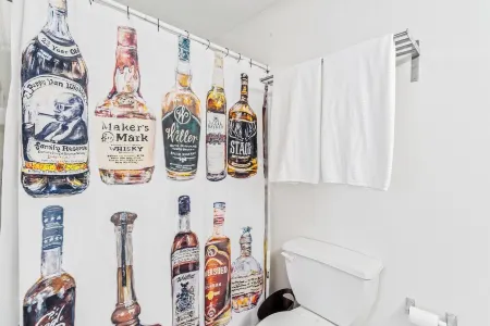 Condo in the Highlands walkable to restaurants, bars, and shopping Отели рядом с достопримечательностью «Парк Уотерфронт»