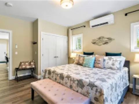 Shipbuilder's Retreat, Unit 2, Sleeps 6, 5 minutes to Harbor Hotels in Boothbay