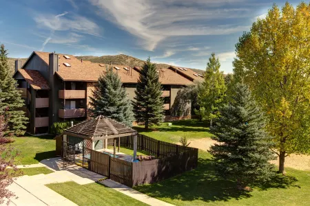 Stylish Condo with Hot Tub and Pool Access - Modern Mountain Retreat
