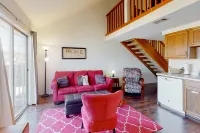 Relaxing condo with loft, electric grill, balcony, deck, washer/dryer, & WiFi Hotels in Branson