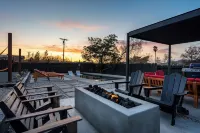 Pool, Hot Tub Heating, BBQ, AC & Private Yard, Pet Friendly, 10mins to JTNP!