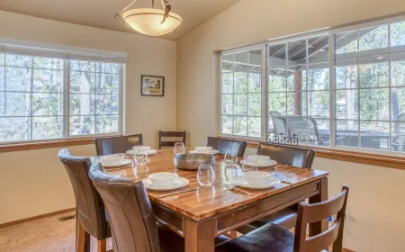 Charming Cabin with Hot Tub and Cozy Living Space - Inviting Retreat Отели в г. Три Риверс