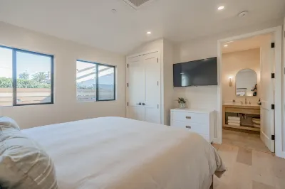 Chic Villa Retreat with Wifi & BBQ Deck - Downtown Gem