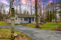 Charming Cottage with Fire Pit and Outdoor Grill - Inviting Getaway Các khách sạn ở Egg Harbor