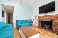 Harbor View and Spacious Patio - Beautiful Balboa Island Getaway