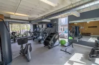Stylish Space with Pool and Spa Amenities - Luxurious Retreat Hôtels à : Grandview Heights