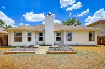 Home with backyard, central AC, & washer/dryer - drive minutes to downtown Hotels in Round Rock