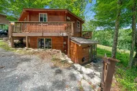 Mountainside house with ski slope access and gas fireplace Hotels in Sugar Mountain