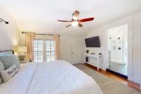 Dog-friendly home with a porch, washer/dryer, balcony, & updated appliances Hotels in Cross Township