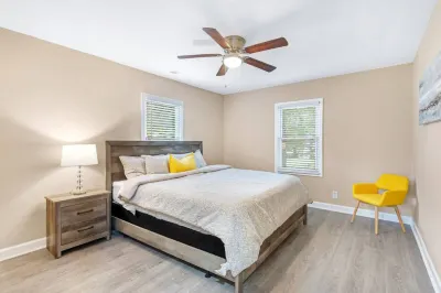Charming Retreat - Stylish Space, Central A/C, Yard, Balcony Отели рядом с достопримечательностью «Бак Годфри Стадиум»
