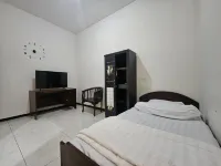 Hasana Guest House Syariah Near Royal Plaza RedPartner