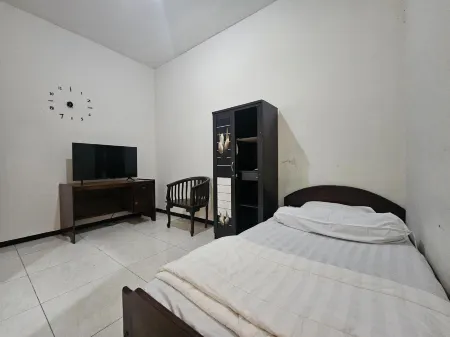 Hasana Guest House Syariah Near Royal Plaza RedPartner Отели в г. Wonocolo