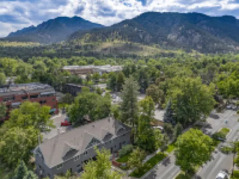 Steps from Pearl Street and Attractions - Charming Cozy Retreat