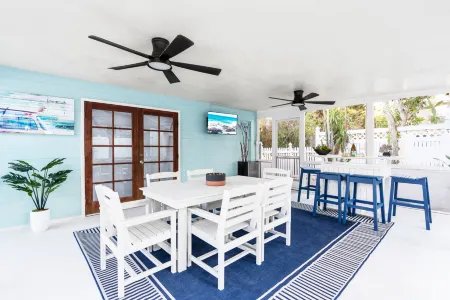 Exclusive complex - Private Heated Pool - 100 Steps to Beach - Village 5 minute walk Отели рядом с достопримечательностью «Кресент Бич»