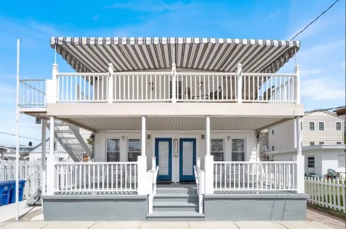Welcoming Living Space with Balcony and Parking - Modern Retreat