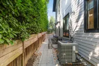 Modern Suite with Full Kitchen and Parking - Charming Cozy Retreat
