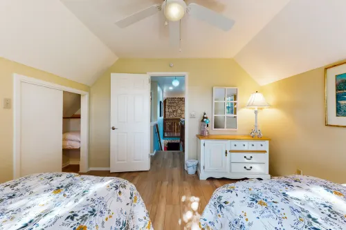 Lovely 2-story home with upper & lower decks, gorgeous lake & Hill Country views Hotels in Burnet