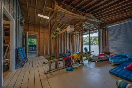 Breathtaking Views and Boathouse Access - Charming Lake Escape Отели рядом с достопримечательностью «Lake lure»