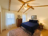 Cozy Patio Retreat with Fire Pit and Open Living Space - Charming Bungalow Hotels in Jacksonville