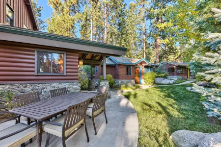 Lakeshore Experience and Entertaining Deck - Stunning Luxury Retreat