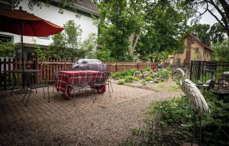 Sunny upstairs 1-bedroom apartment with AC, WiFi in charming Minneapolis