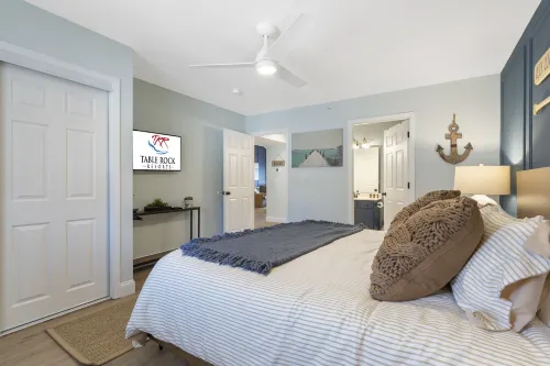 Stunning Views and Resort Amenities - Charming Lakeside Retreat