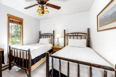 5123 Foxtail Hotels near Rendezvous Park