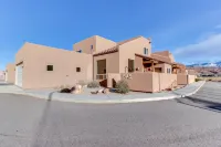 Spacious Townhome ina Great Location with Seasonal Shared Pool and Hot Tub