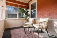 Vintage Charm with Cozy Outdoor Oasis - Enchanting Stylish Retreat Hotels in Spring Bay Township