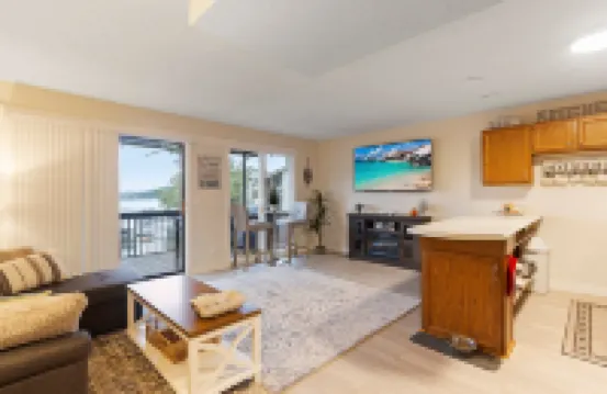 Charming Lakefront Escape with Pool and Scenic Views - Cozy Couple's Retreat