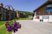 Ski-in/out mountainside condo with balcony, washer/dryer & high-speed WiFi Hotels in Ludlow