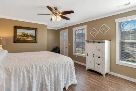 Tranquil Getaway with Private Entrance and Kitchen - Unique Retreat Отели в г. Фэрвью