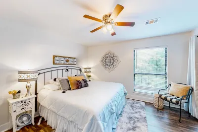 Deluxe condo with a screened patio, electric fireplace, pools, tennis, & gym Hotels near Table Rock Lake