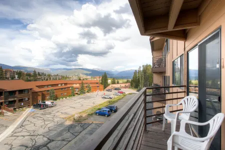 Expansive Deck and Gorgeous Scenic Views - Stunning Mountain Haven