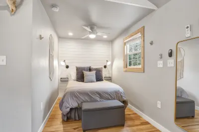 Cozy Fire Pit and Scenic Hill Country Views - Charming Contemporary Escape Hotels in Hays County