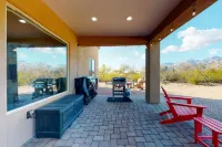 Updated home with mountain views, a private patio, grill, EV charger, W/D, & AC Hotels in Tanque Verde