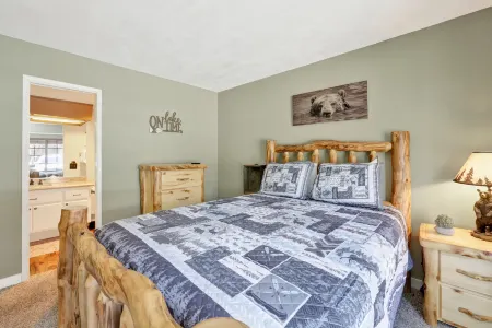 Lakeside Patio and Community Pool - Charming Modern Sanctuary