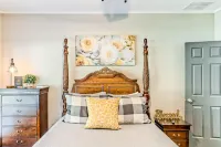 Modern suite in downtown Helen with WiFi & central ac - walk to attractions Các khách sạn ở Helen
