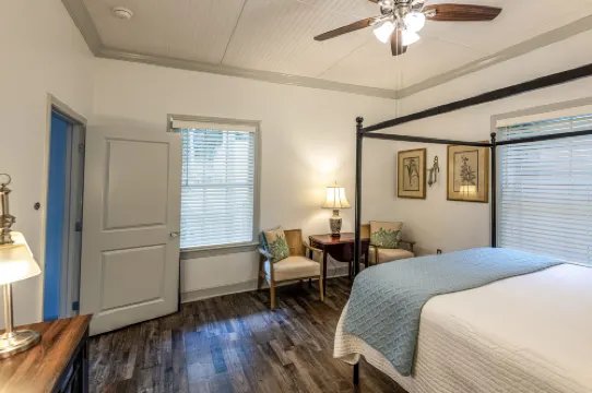 Full Kitchen and Scenic Fire-Pit - Charming Historic Cottage