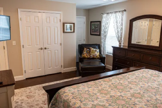 Stunning Mountain Views and Spacious Backyard - Serene Modern Retreat