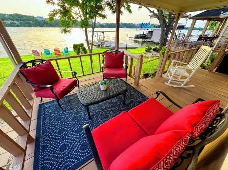 Lazy Days Lakefront Retreat Lake Granbury, full home, yard,  dock-lift, parking