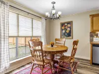 Charming house minutes from everything in Monroe/West Monroe! 5-Star hosts!