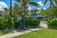 Exquisite Kitchen and Steps to the Beach - Stylish Coastal Haven