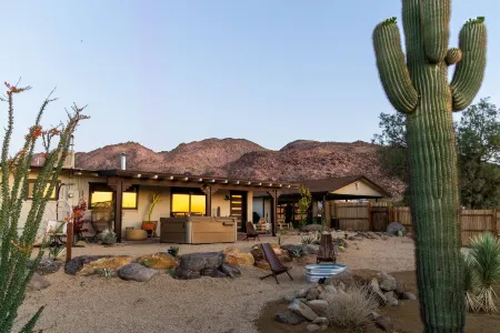 Sauna, Cowboy Pool and Stunning Views - Serene Desert Retreat
