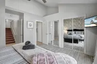 Oceanview Balcony and Luxury Amenities - Elegant Coastal Haven