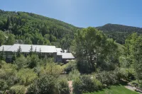 Stunning River Views and Cozy Living Space - Inviting Ski Retreat