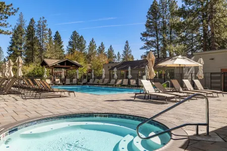 Cozy Cabin in the Pines- 2Bd/2Br + Amenities Galore! Closest Lodging to Bachelor Отели рядом с достопримечательностью «Хай Десерт Музеум»