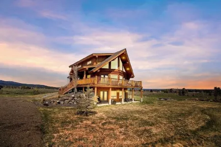 Bucket List Adventure Lodge. Newly built! Grill, Fire pit, Parking